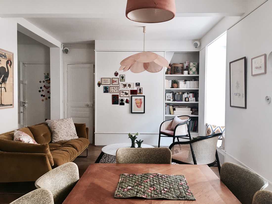 Vue de la décoration d'un appartement dans un style vieux rose