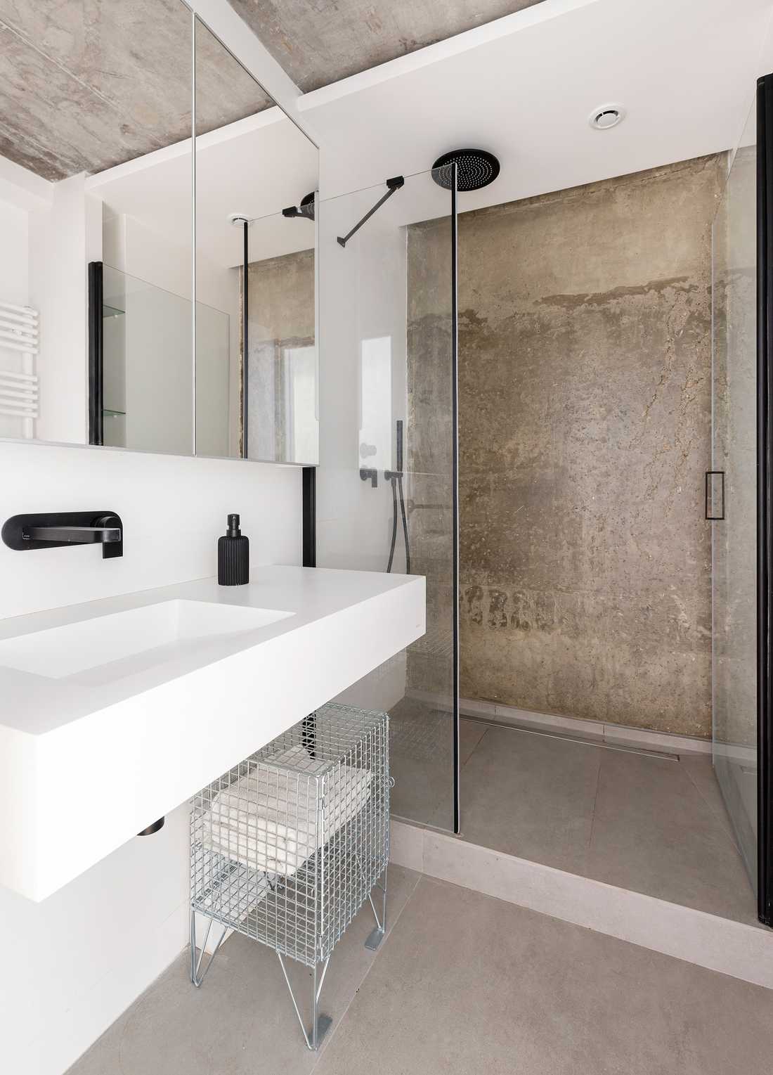 Bathroom designed by an architect in a new apartment in Lyon