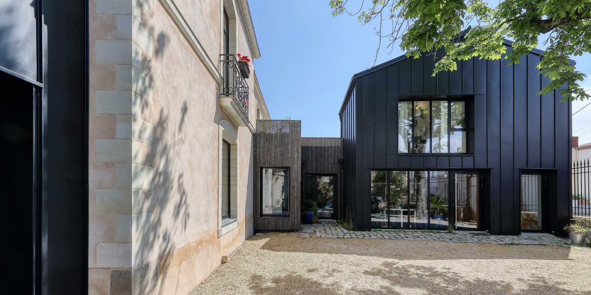 Extension d'une maison ancienne de la région lyonnaise par un architecte