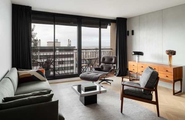 Un architecte d'intérieur modernise un appartement des années 60 à Lyon.
