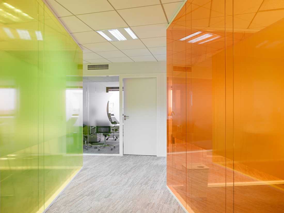 Aménagement de 2 plateaux de bureaux - bureaux en bulle de couleur