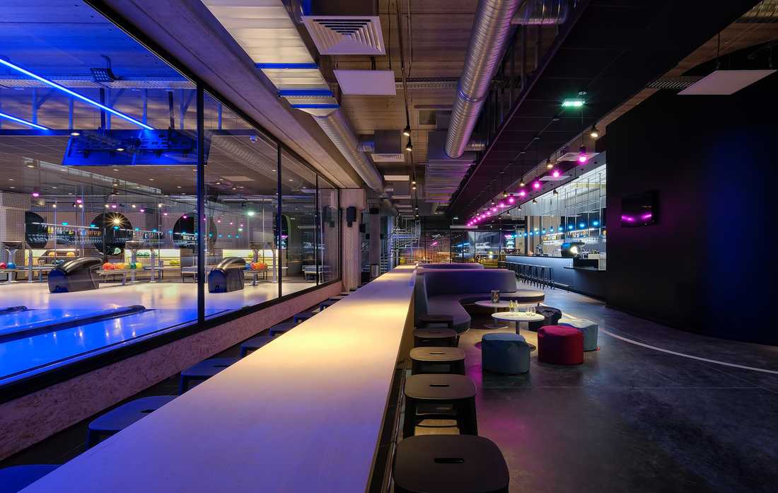 Restaurant - bar d'un bowling aménagé par un architecte dans le Rhône