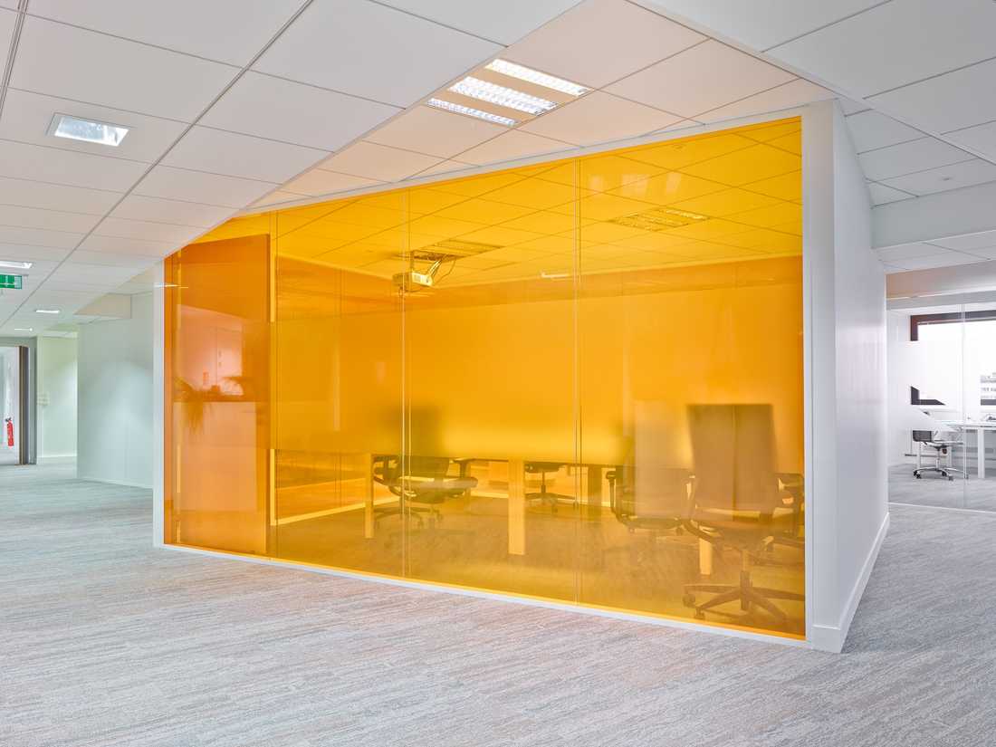 Aménagement de 2 plateaux de bureaux - filtre orange sur le bureau
