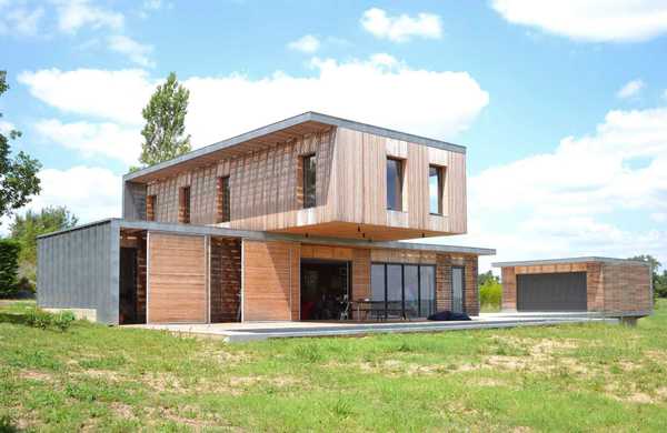 Réalisation d'une maison individuelle contemporaine avec bois et béton dans un esprit Loft par un architecte à Lyon.