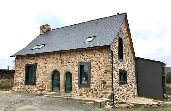 Extension d'une ancienne maison en pierre en Auvergne-Rhône-Alpes