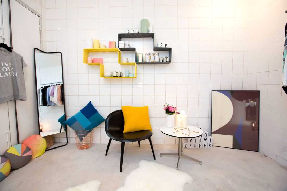 Siège et objets dans le salon d'essayage d'un concept store