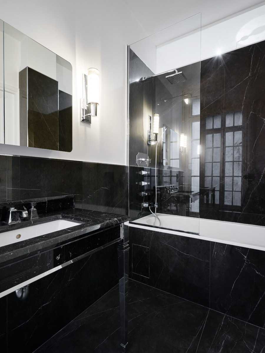 Salle de bain noire design dans le Rhône