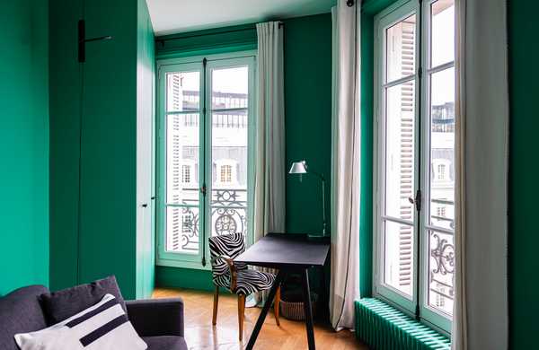 Rénovation haute en couleurs d'un appartement haussmannien