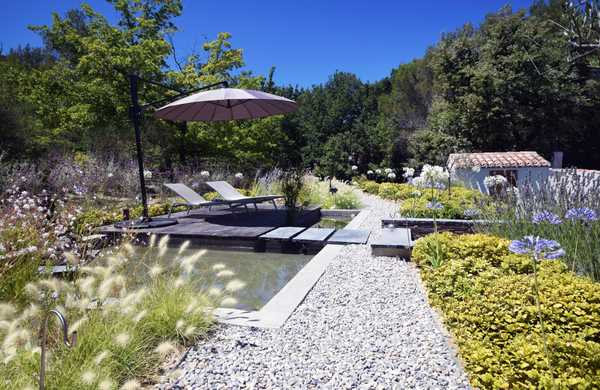 Présentation d'un projet de rénovation d'un jardin paysagé de style méditerranéen autour d'une piscine existante par un concepteur-paysagiste basé à Lyon.