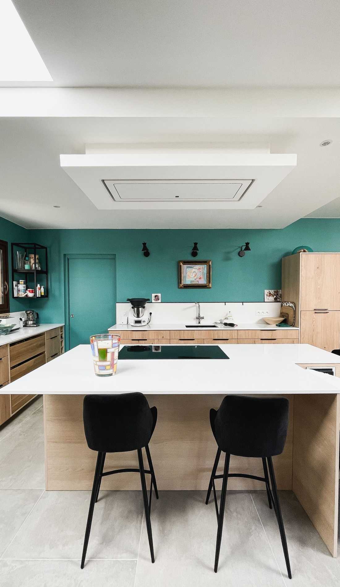 Cuisine contemporaine dans un mas Cévenol après les travaux de rénovation par un architecte d'intérieur