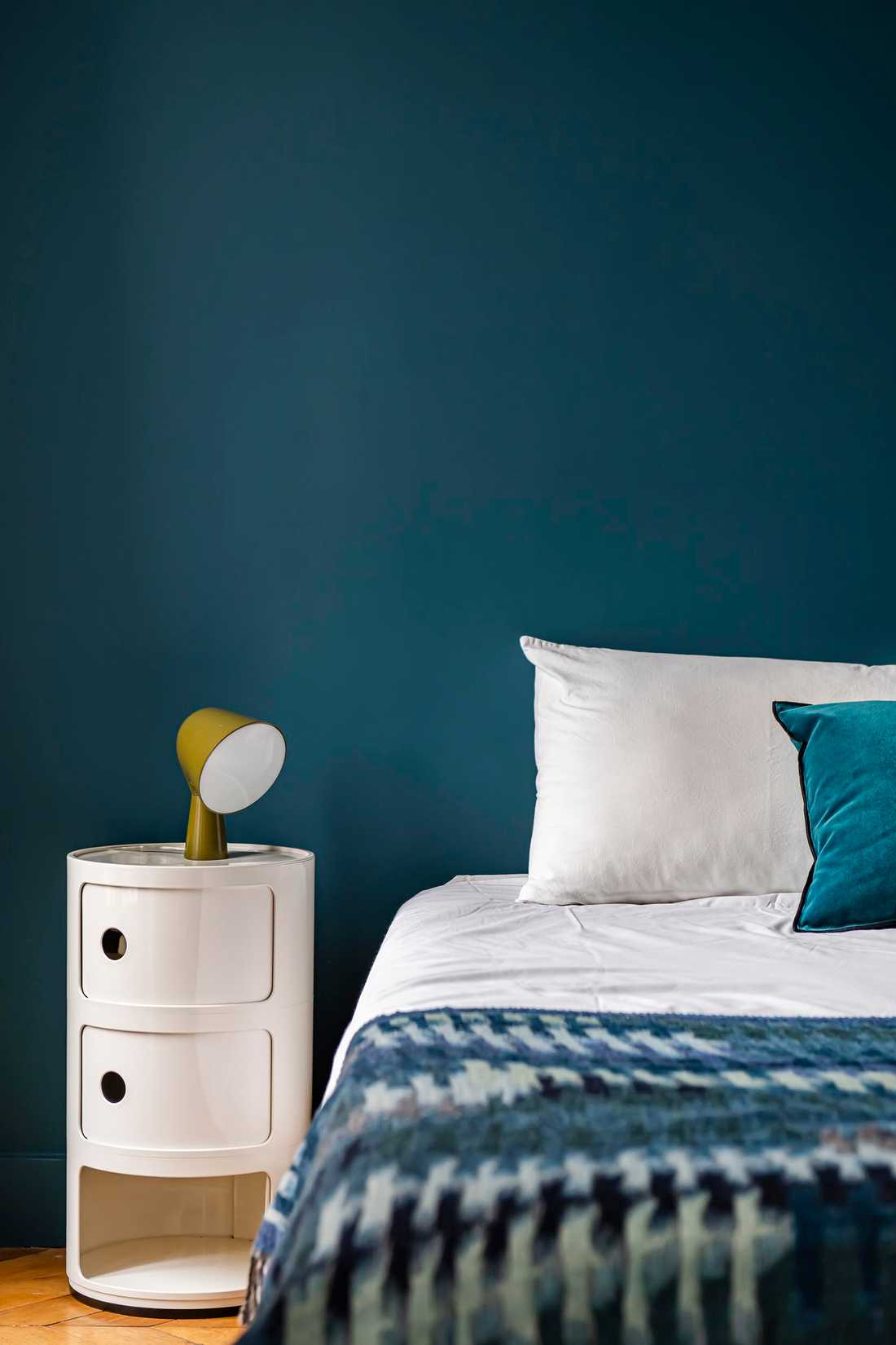 Détail du chevet Kartell dans une chambre bleue