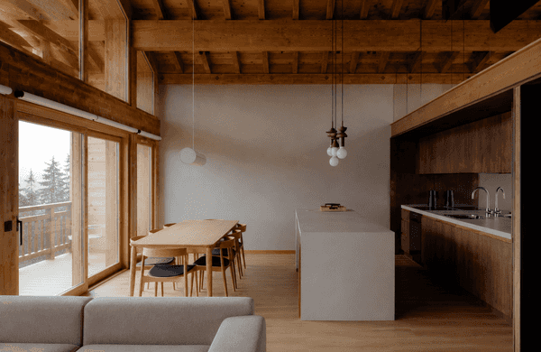 Aménagement intérieur d'un appartement contemporain haut de gamme dans un chalet par un architecte d'intérieur à Manigod